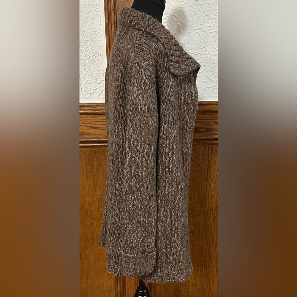 Elegant Holt Renfrew Wool-Blend Luxury Knit Cardigan - Picture 4 of 9